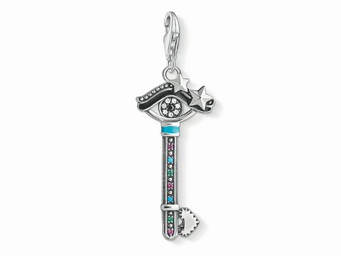 Charm-Anhänger von Thomas Sabo in Form eines mehrfarbigen Schlüssels mit einem Augenmotiv und Glitzersteinen, im Vintage Ethno-Stil, Modellnummer 1666-340-7.