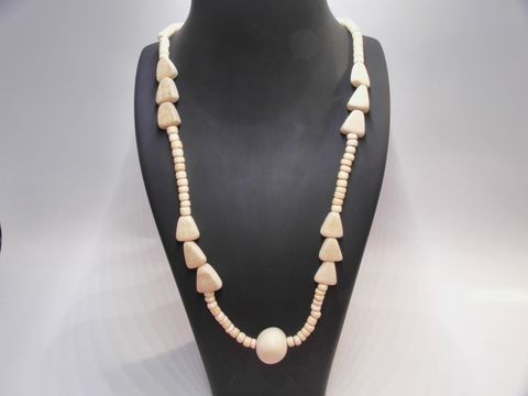Holzkette Multiform 20 mm naturbraun 60 cm aus Holzschmuck von Juwelier Harnisch, mit verschiedenen geometrischen Formen und einem harmonischen Design. Ideal für einen natürlichen Look.
