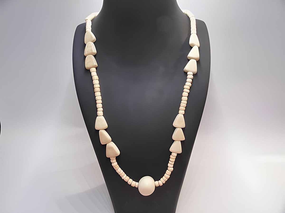 Holzkette Multiform 20 mm naturbraun 60 cm aus Holzschmuck von Juwelier Harnisch, mit verschiedenen geometrischen Formen und einem harmonischen Design. Ideal für einen natürlichen Look.