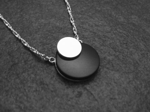 Elegante Kette aus 925 Sterling Silber mit einem runden Anhänger in zwei Farben, schwarz mit einer silbernen Fläche, gefertigt vom Juwelier Harnisch. Inkl. Kette.