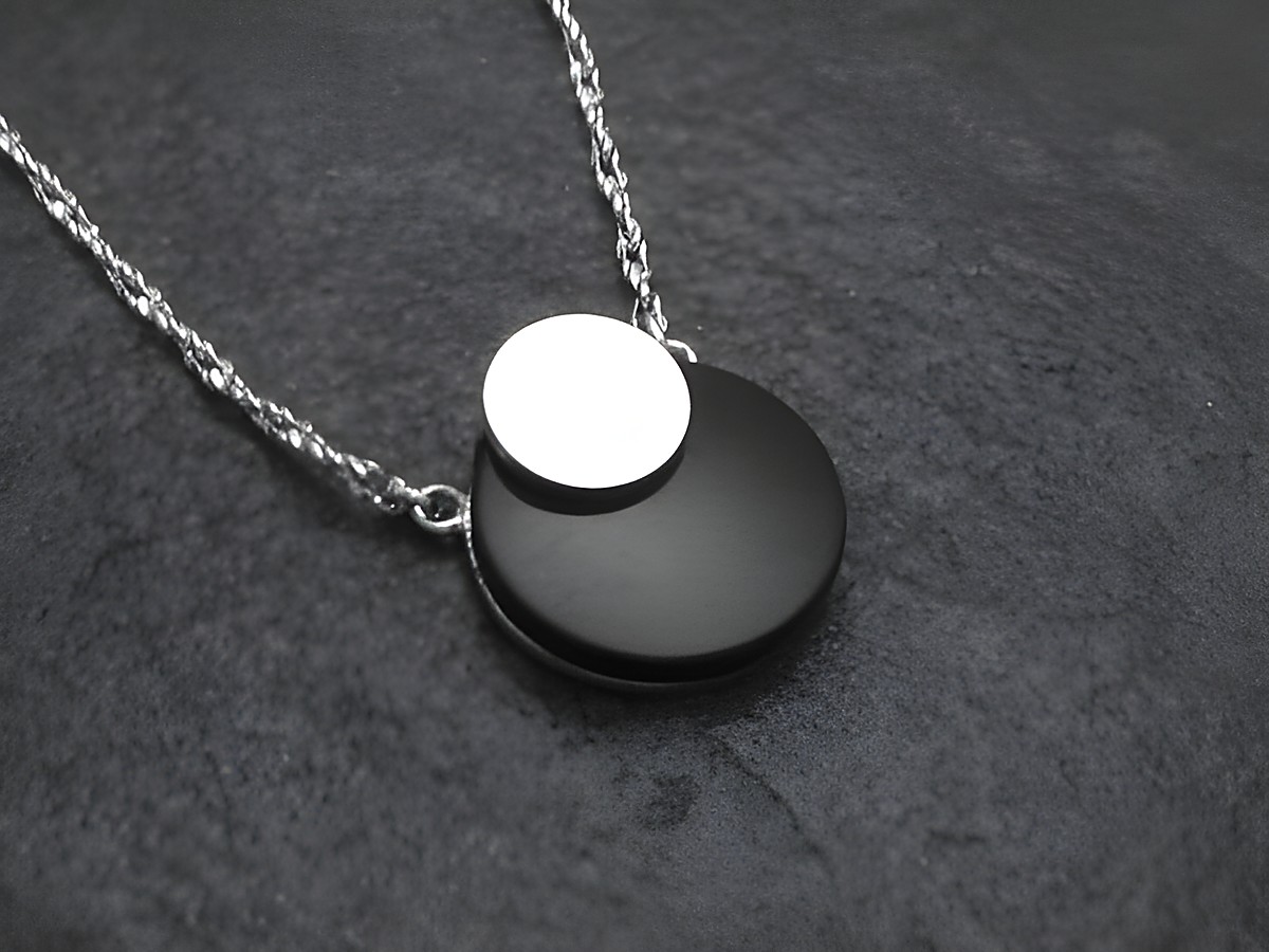 Elegante Kette aus 925 Sterling Silber mit einem runden Anhänger in zwei Farben, schwarz mit einer silbernen Fläche, gefertigt vom Juwelier Harnisch. Inkl. Kette.
