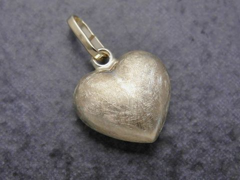 Herz Anhänger in Gold, eismattiert, 11,6 mm, plastisch, Hersteller: Juwelier Harnisch, elegant und zeitlos, ideal als Schmuckstück oder Geschenk.