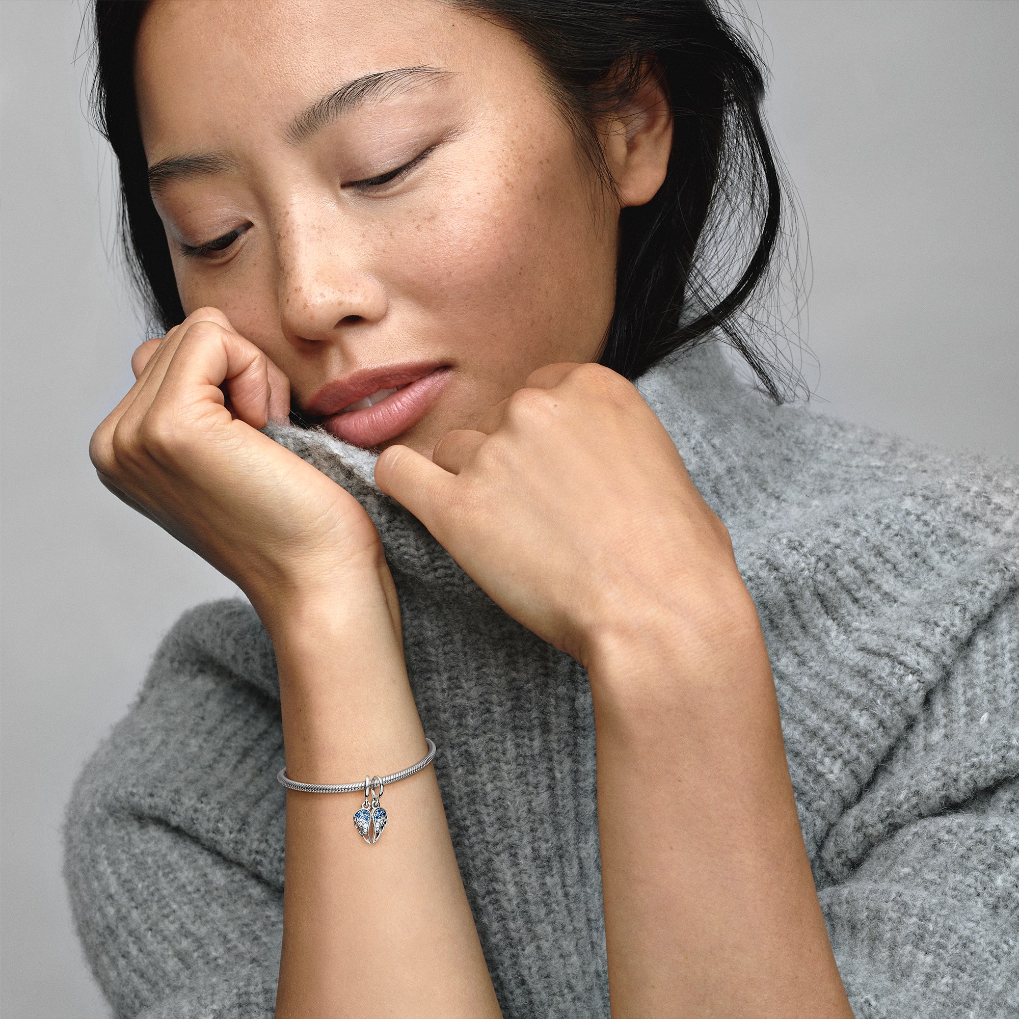 Pandora Funkelnder Teilbarer Engelsflügel Charm-Anhänger - Sterling Silber - Steinmix Blau – Ansicht 5