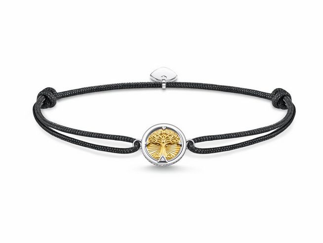 Ein elegantes Armband aus schwarzem Nylon mit einem vergoldeten Lebensbaum-Motiv in der Mitte, umrahmt von hochwertigem Sterling Silber, in verstellbarer Länge von 16 bis 27 cm.