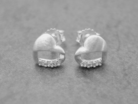 Ohrringe Herz aus Sterling Silber, niedlich gestaltet mit weißen Zirkonia, Hersteller Juwelier Harnisch, ideal für besondere Anlässe oder als Geschenk.