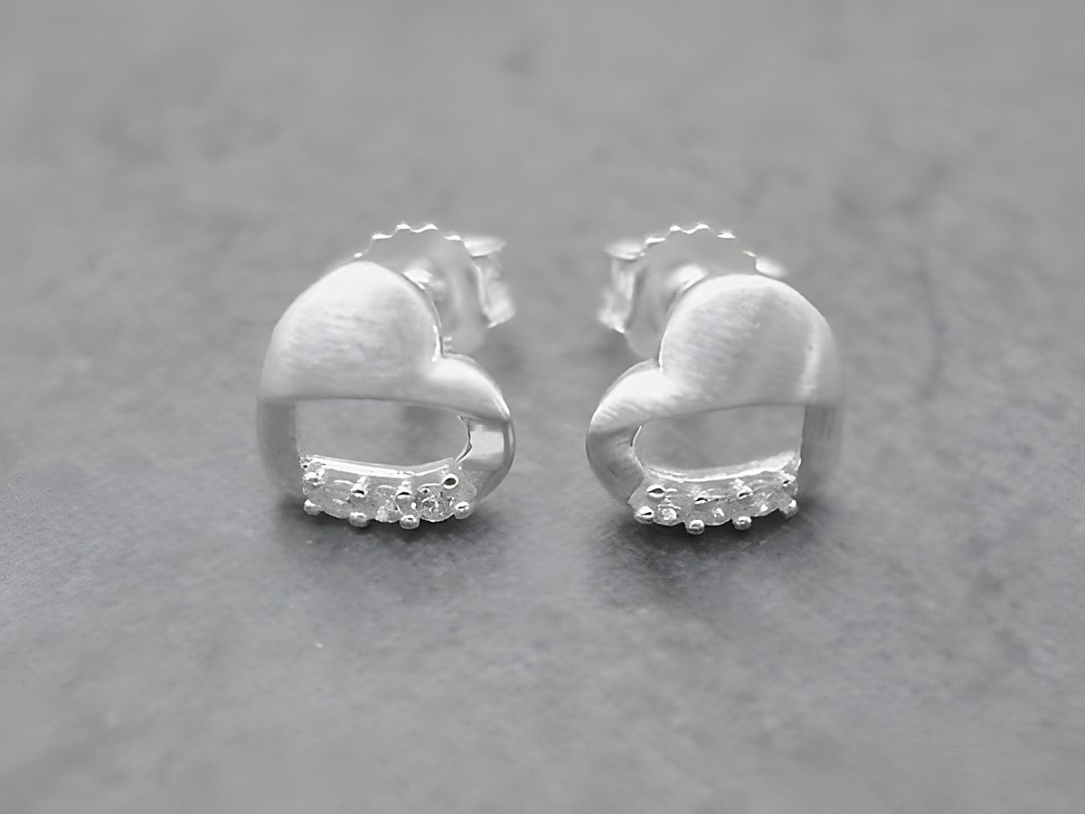 Ohrringe Herz aus Sterling Silber, niedlich gestaltet mit weißen Zirkonia, Hersteller Juwelier Harnisch, ideal für besondere Anlässe oder als Geschenk.