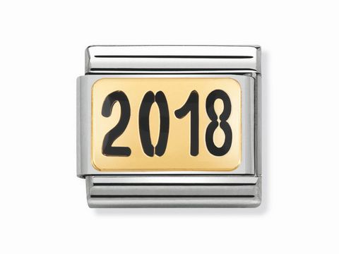 Jahreszahl 2018 auf einem goldfarbenen Emaillegrund, umrahmt von einem silbernen Metallrahmen, Hersteller Nomination, Modell 03026141 Classic.