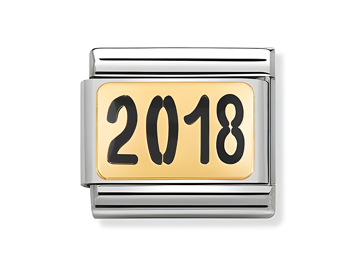 Jahreszahl 2018 auf einem goldfarbenen Emaillegrund, umrahmt von einem silbernen Metallrahmen, Hersteller Nomination, Modell 03026141 Classic.