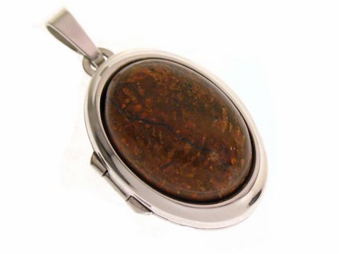 Chrysanthemenstein Medaillon aus Sterling Silber rhodiniert, ovaler Cabochon mit braun-orangefarbenen Einschlüssen, elegant eingefasst, stilvolles Schmuckstück von Juwelier Harnisch.