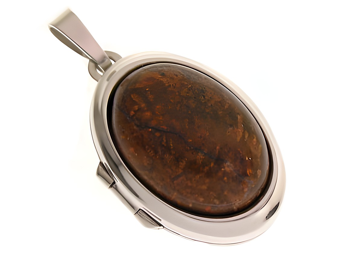 Chrysanthemenstein Medaillon aus Sterling Silber rhodiniert, ovaler Cabochon mit braun-orangefarbenen Einschlüssen, elegant eingefasst, stilvolles Schmuckstück von Juwelier Harnisch.