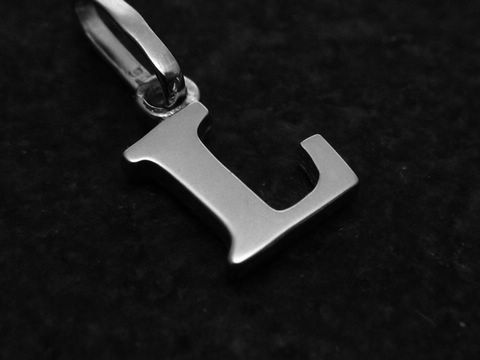 Buchstabenanhänger L aus Weißgold 585, glänzende Oberfläche, elegantes Design, Hersteller Juwelier Harnisch, ideal als persönliches Geschenk oder modisches Accessoire.