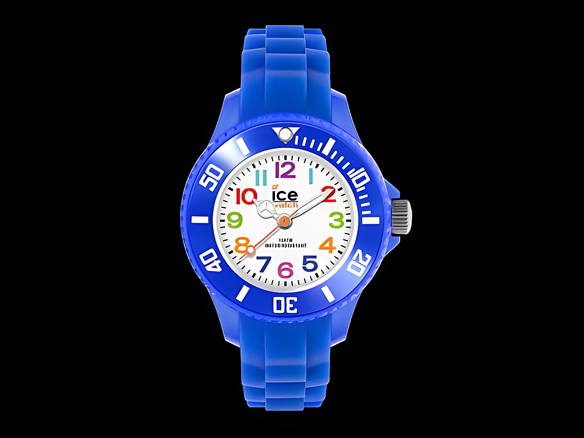 Die Ice-Watch ICE mini Blue MN.BE.M.S.12 000745 ist eine bunte Kinderuhr mit einem blauen Gehäuse und einem weißen Zifferblatt. Die Ziffern sind in verschiedenen Farben und gut ablesbar.