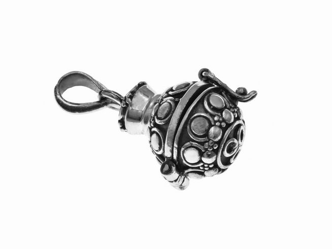 Silber Medaillon in Form eines Kruges mit kugelrunden Verzierungen, Hersteller Juwelier Harnisch, besondere Sonderformen, detailreiche Designführung.