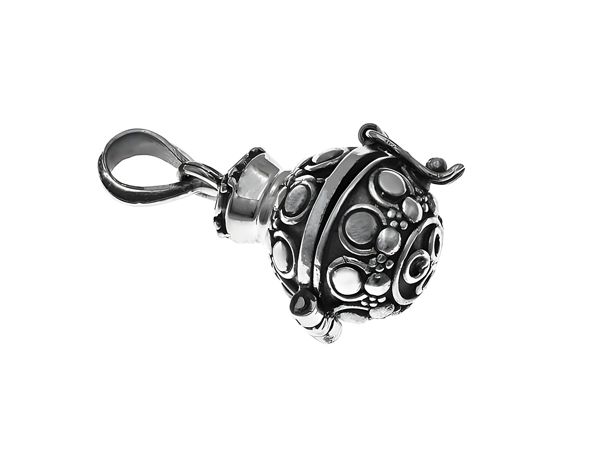Silber Medaillon in Form eines Kruges mit kugelrunden Verzierungen, Hersteller Juwelier Harnisch, besondere Sonderformen, detailreiche Designführung.