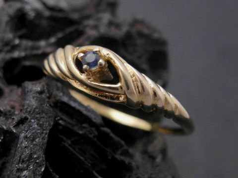 Filigraner Goldring aus Gold 333 mit Safir, Größe 53 bis 54/17,5, hergestellt von Juwelier Harnisch. Elegantes Design mit geschwungenen Elementen.