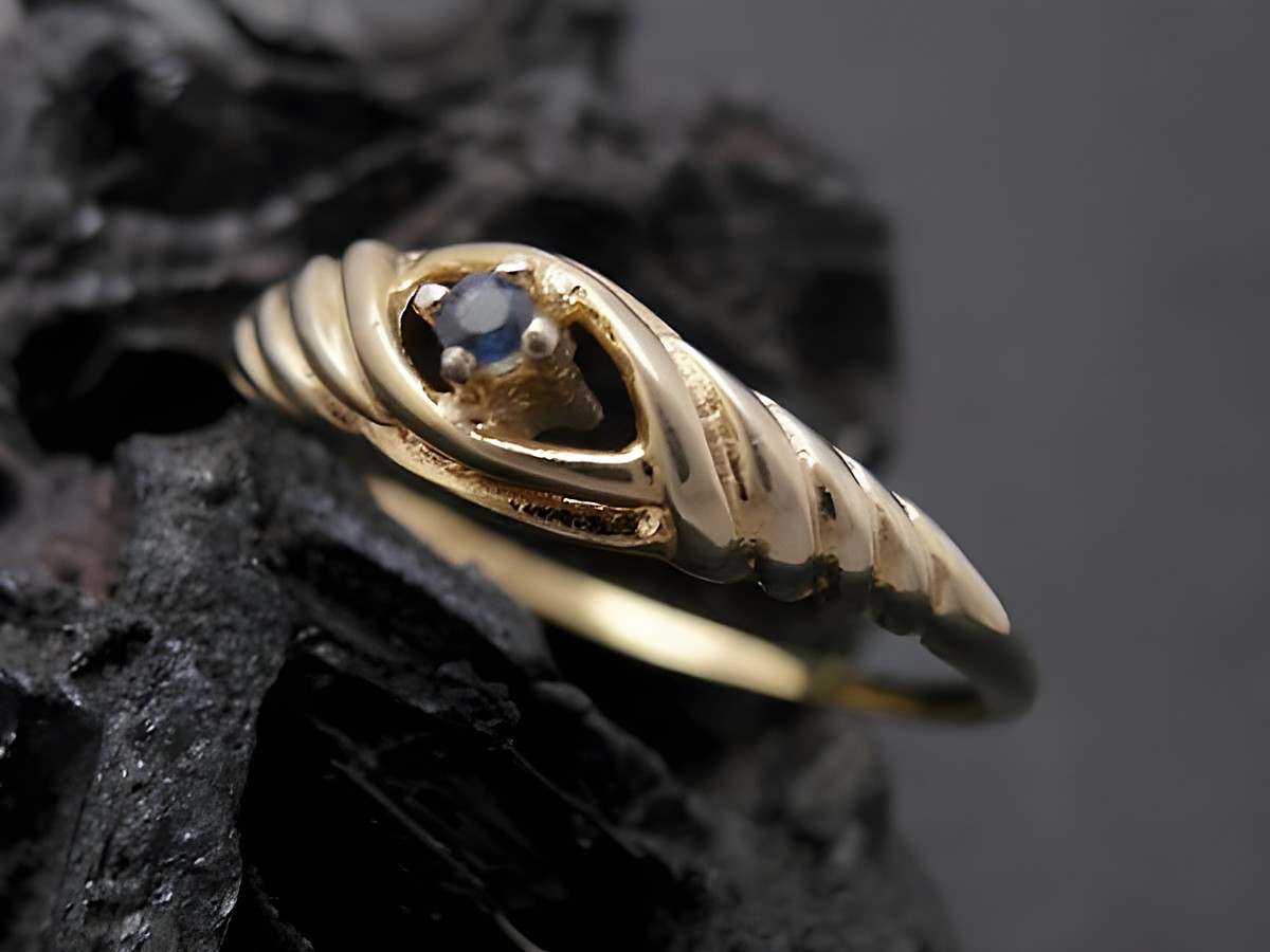 Filigraner Goldring aus Gold 333 mit Safir, Größe 53 bis 54/17,5, hergestellt von Juwelier Harnisch. Elegantes Design mit geschwungenen Elementen.