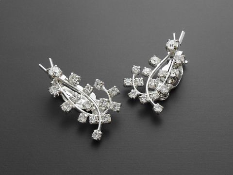 Strass Ohrclip - glanzvoll - weiß - Strass Schmuck von Juwelier Harnisch, elegante Ohrclips mit funkelnden Strasssteinen in kreativem Design, perfekt für festliche Anlässe.