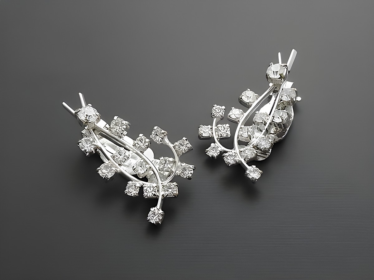 Strass Ohrclip - glanzvoll - weiß - Strass Schmuck von Juwelier Harnisch, elegante Ohrclips mit funkelnden Strasssteinen in kreativem Design, perfekt für festliche Anlässe.