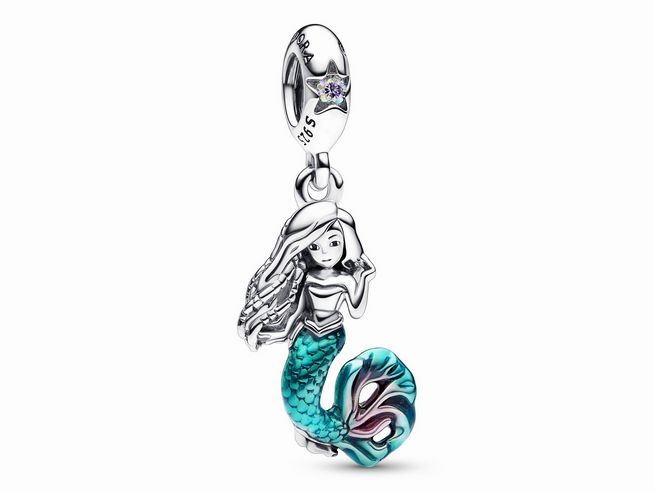 Der Pandora Disney 792695C01 Arielle die Meerjungfrau Charm-Anhänger aus Sterling Silber zeigt eine detailreiche Meerjungfrau mit schimmerndem Schwanz und schickem Haar.