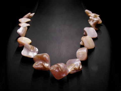 Perlmuttkette in creme-braun, 43,5 bis 48 cm, Hersteller Juwelier Harnisch, elegant und vielseitig für jeden Anlass, mit einzigartiger Oberflächengestaltung.