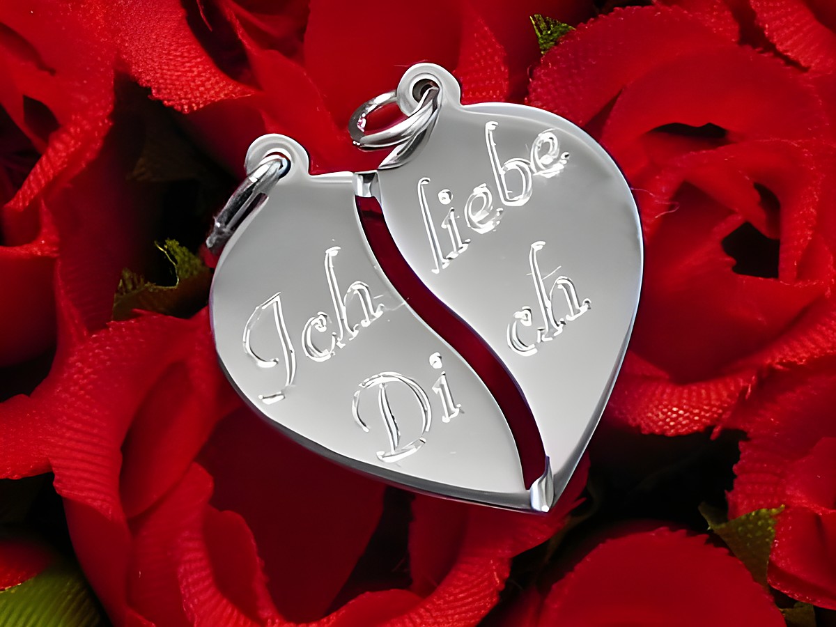 Herz Partneranhänger aus Silber mit der eingravierten Botschaft Ich liebe dich, geteilt in zwei Hälften, ideal für Freundschaft und Partnerschaft, Hersteller Juwelier Harnisch.