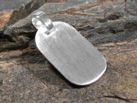 Anhänger Gravurplatte aus Sterling Silber in dezentem Design, Hersteller Juwelier Harnisch, schlicht und elegant, ideal für persönliche Gravuren, passt zu verschiedenen Schmuckstücken.