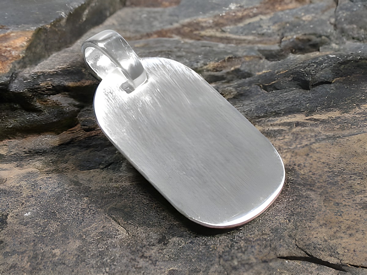 Anhänger Gravurplatte aus Sterling Silber in dezentem Design, Hersteller Juwelier Harnisch, schlicht und elegant, ideal für persönliche Gravuren, passt zu verschiedenen Schmuckstücken.