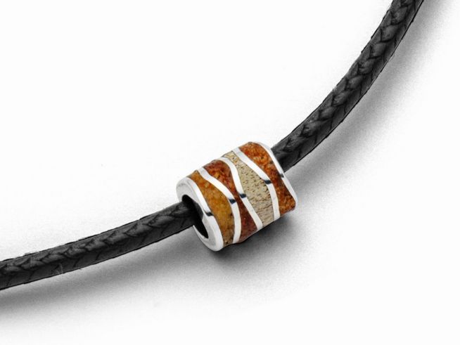 Sterling Silber Kette mit einem besonderen Bernsteinanhänger in der Wellenform, auf schwarzem, geflochtenem Leder, 50 cm lang, elegant und modern.