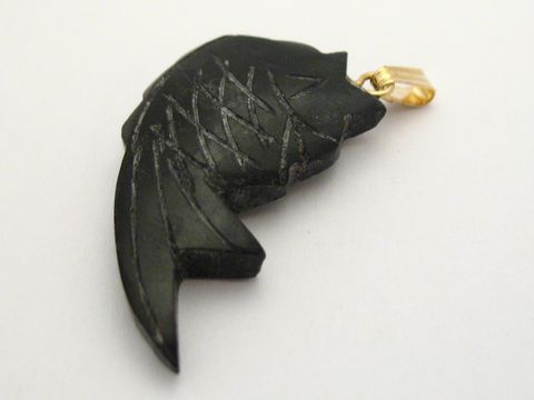 Fisch Onyx Anhänger in goldfarben, hergestellt von Juwelier Harnisch, mit feinen Verzierungen und eingearbeiteten Edelsteinen, ideal für individuelle Schmuckstücke.