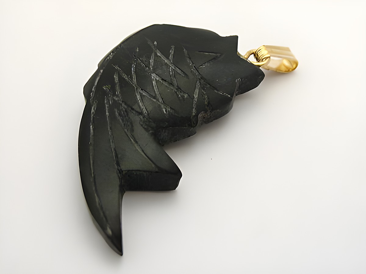 Fisch Onyx Anhänger in goldfarben, hergestellt von Juwelier Harnisch, mit feinen Verzierungen und eingearbeiteten Edelsteinen, ideal für individuelle Schmuckstücke.