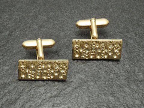 Manschettenknöpfe vergoldet im klassischen Design vom Juwelier Harnisch in goldfarben, elegant und stilvoll, ideal für besondere Anlässe und formelle Kleidung.