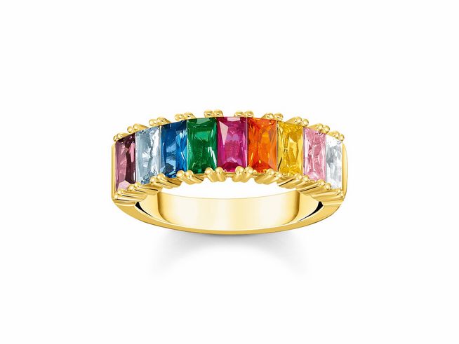 Der Ring von Thomas Sabo aus Sterling Silber vergoldet in Gelbgold präsentiert einen bunten Regenbogen aus rechteckigen, facettierten Steinen in verschiedenen Farben und hat die Größe 56.