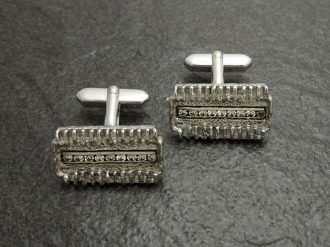 Manschettenknöpfe in silber-farbenem Strass Design mit weißen Strass Steinen, hergestellt von Juwelier Harnisch, elegantes und stilvolles Accessoire für besondere Anlässe.