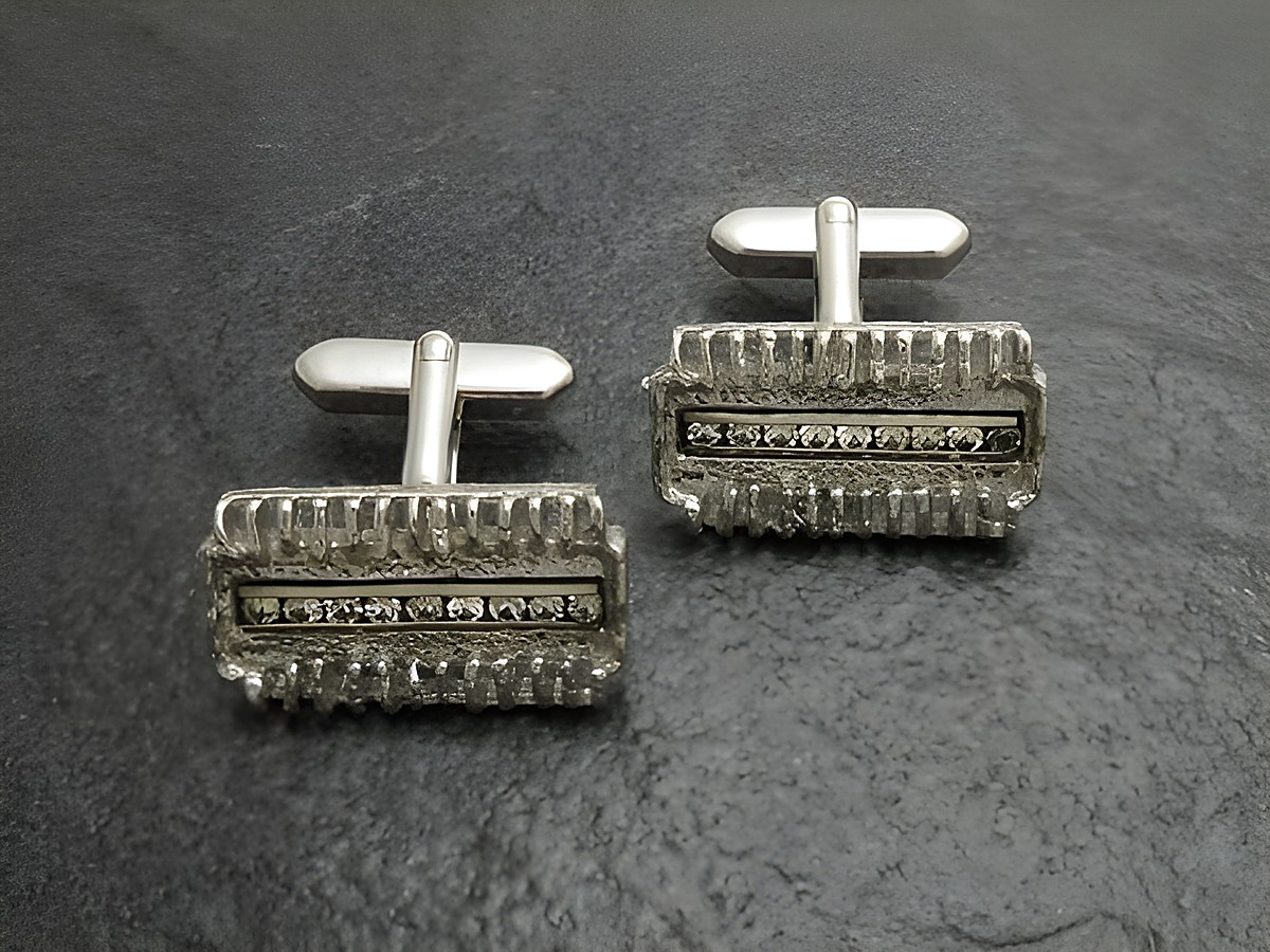 Manschettenknöpfe in silber-farbenem Strass Design mit weißen Strass Steinen, hergestellt von Juwelier Harnisch, elegantes und stilvolles Accessoire für besondere Anlässe.