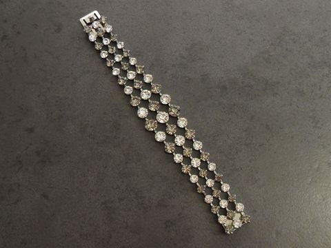 Elegantes Strass Armband in grau-weiß, 17,5 cm lang und silberfarben, hergestellt von Juwelier Harnisch, ideal für besondere Anlässe oder als stilvolles Accessoire.