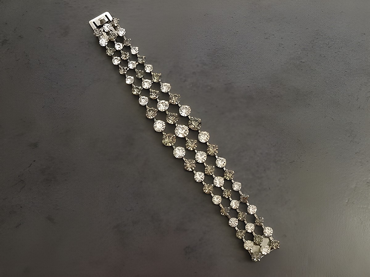 Elegantes Strass Armband in grau-weiß, 17,5 cm lang und silberfarben, hergestellt von Juwelier Harnisch, ideal für besondere Anlässe oder als stilvolles Accessoire. – Ansicht 2
