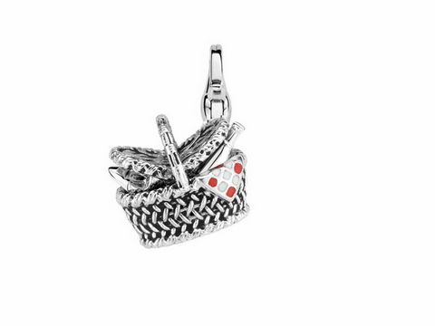 8848500-0 Ein niedlicher silberner Charm in Form eines Picknickkorbes, mit Details wie Brettern und einer kleinen Decke, perfekt für Liebhaber von Essen und Trinken.