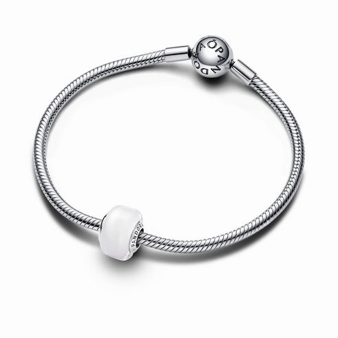 Weißes Murano-Glas Mini-Charm von Pandora aus Sterling Silber, elegant in einem schlichten Design, perfekt für Armbänder, kombiniert mit einer feinen Silberkette.