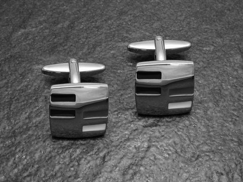 Designer Manschettenknöpfe im 70er Jahre Stil, silberfarben, von Juwelier Harnisch, mit modernem, geometrischem Design. Ideal für elegante Anlässe und modische Akzente.