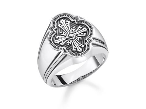 Silberfarbener Ring von Thomas Sabo mit kunstvollem Kreuzdesign, Größe 62, Modell TR2244-637-21-62, glänzende Oberfläche und detaillierte Musterung.