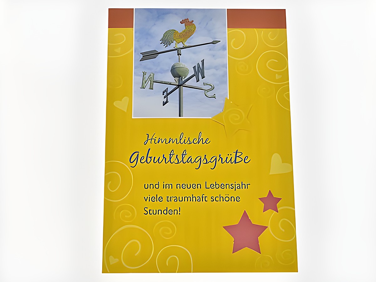 Eine gelbe Geburtstagskarte mit einem Wetterhahn auf der Vorderseite, verziert mit bunten Sternen und dem Text himmlische Geburtstagsgrüße sowie einem freundlichen Wunsch für viele schöne Stunden. Hersteller Juwelier Harnisch.