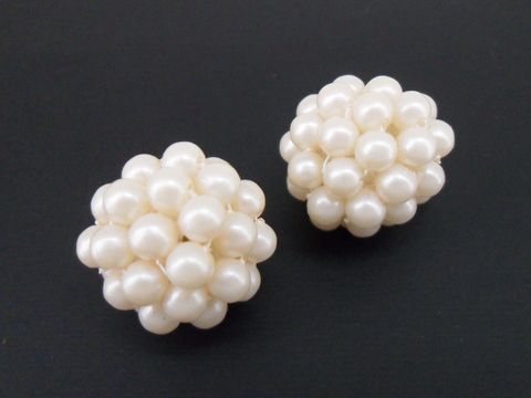 Ohrclip in weiß blumigem Design aus silberfarbenen Materialien mit synthetischen Zuchtperlen, hergestellt von Juwelier Harnisch, ideal für elegante Anlässe.