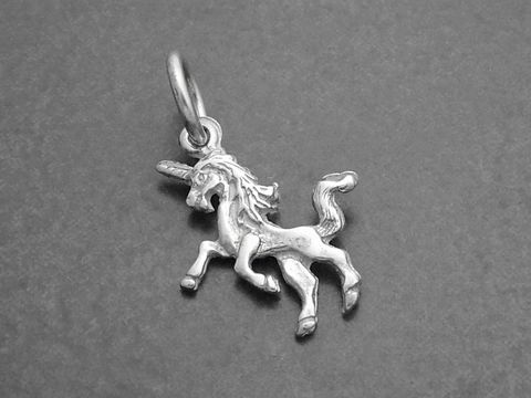 Silber Anhänger in Form eines Einhorns, detailreich gestaltet, geeignet für Schmuckliebhaber und Fabeltier-Fans, von Juwelier Harnisch.