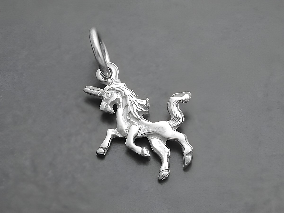 Silber Anhänger in Form eines Einhorns, detailreich gestaltet, geeignet für Schmuckliebhaber und Fabeltier-Fans, von Juwelier Harnisch.