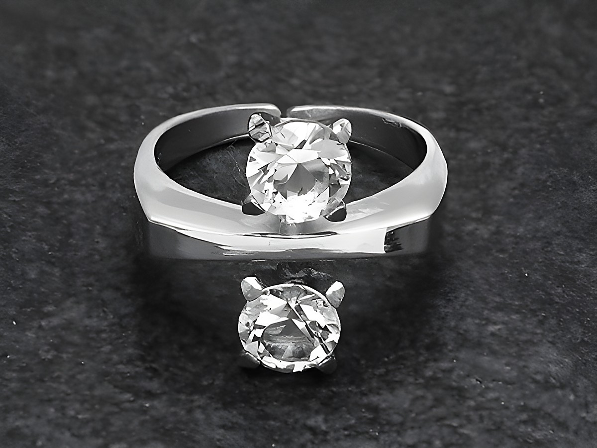 Silberring rho extravagant größenverstellbar mit zwei Bergkristallen, Hersteller Juwelier Harnisch, rhodinierte Oberfläche, elegant und modern gestaltet.