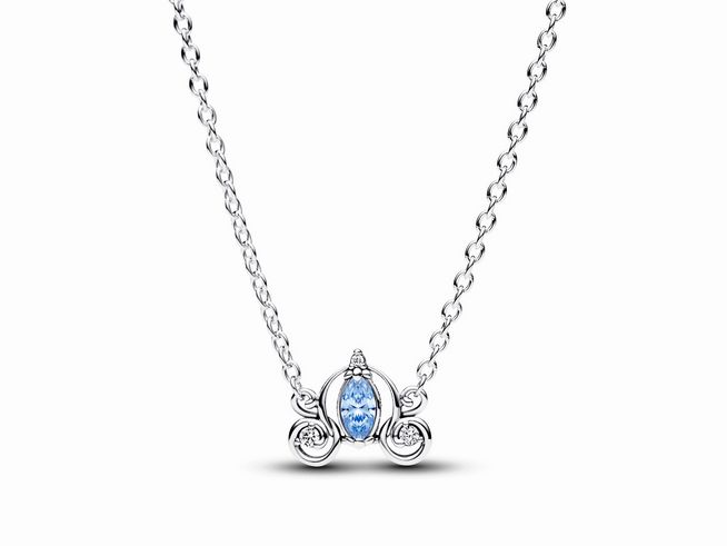 Pandora Collier-Halskette aus Sterling Silber mit einem Anhänger in Form einer Cinderellas Kutsche, verziert mit blauem Zirkonia und einer filigranen Gliederkette.