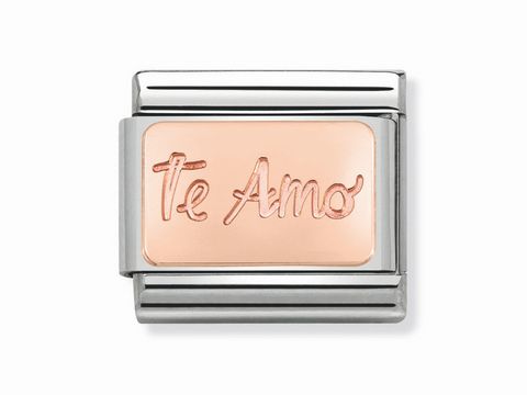Classic Te Amo Schriftzug in Roségold von Nomination, der eleganten Schmuckstück kombiniert zeitloses Design mit einer liebevollen Botschaft. Ideal für persönliche Geschenke.