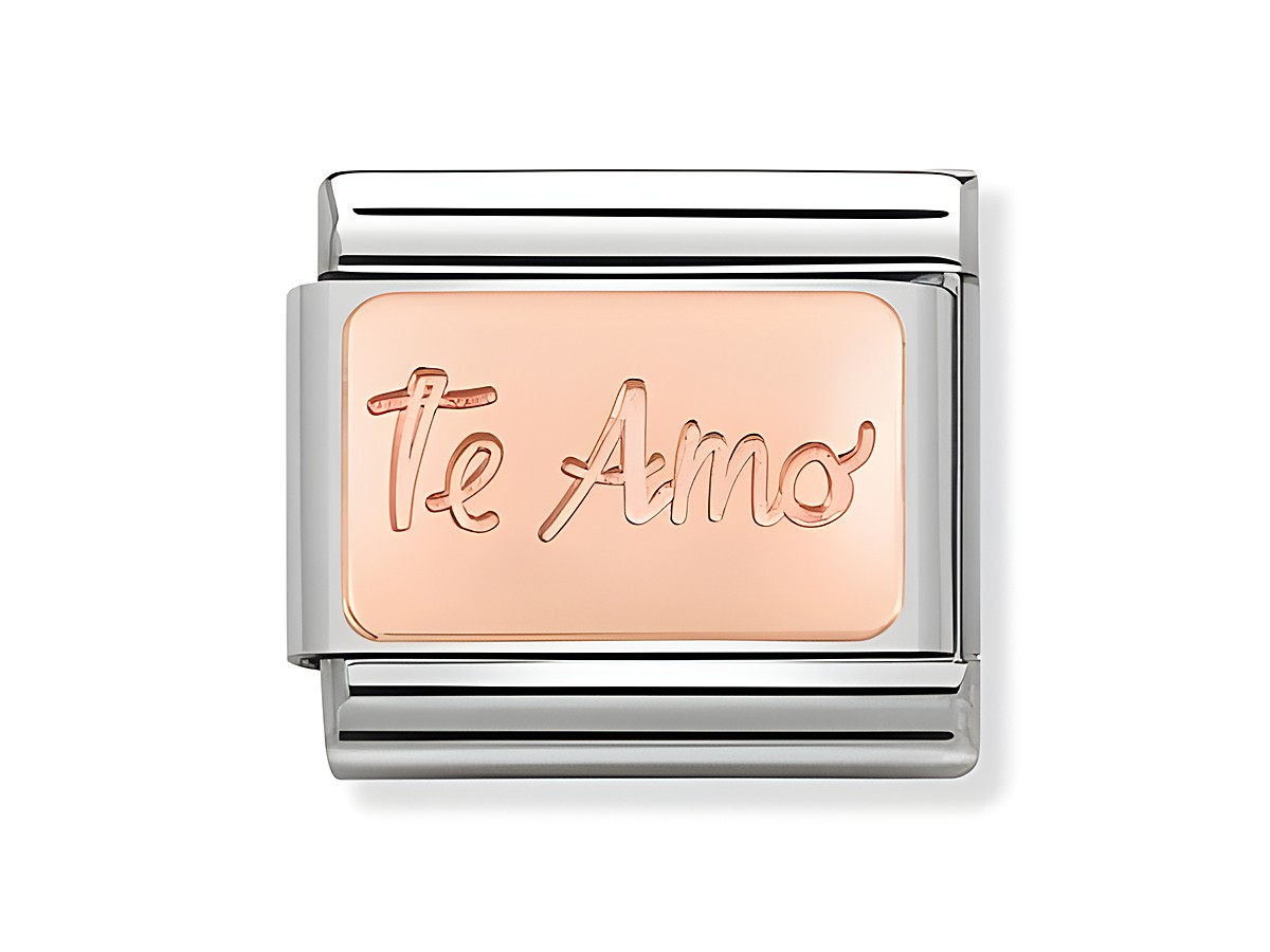 Classic Te Amo Schriftzug in Roségold von Nomination, der eleganten Schmuckstück kombiniert zeitloses Design mit einer liebevollen Botschaft. Ideal für persönliche Geschenke.