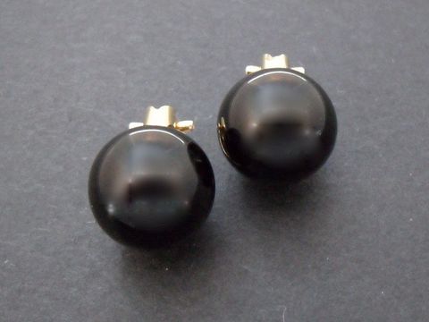 Ohrclip in Schwarz mit zeitlosem Design, goldfarbener Fassung und synthetischer Perle, hergestellt von Juwelier Harnisch, elegantes Accessoire für jeden Anlass.