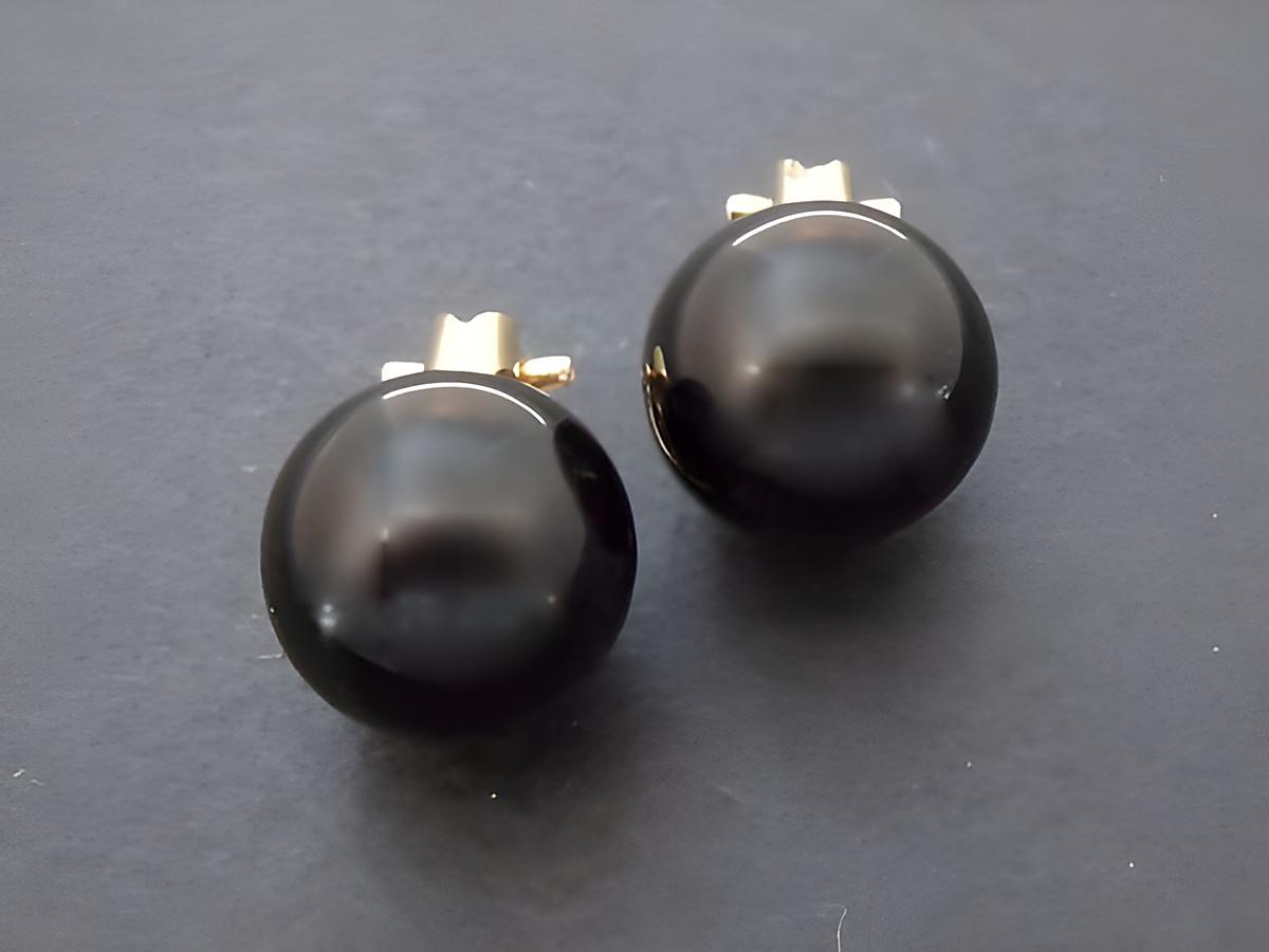 Ohrclip in Schwarz mit zeitlosem Design, goldfarbener Fassung und synthetischer Perle, hergestellt von Juwelier Harnisch, elegantes Accessoire für jeden Anlass.